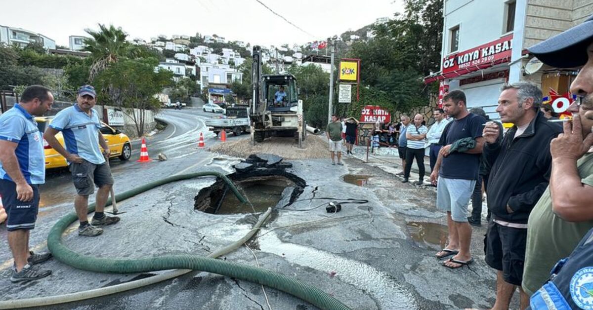Bodrum’da isale hattının patlaması sonucu bir marketi su bastı