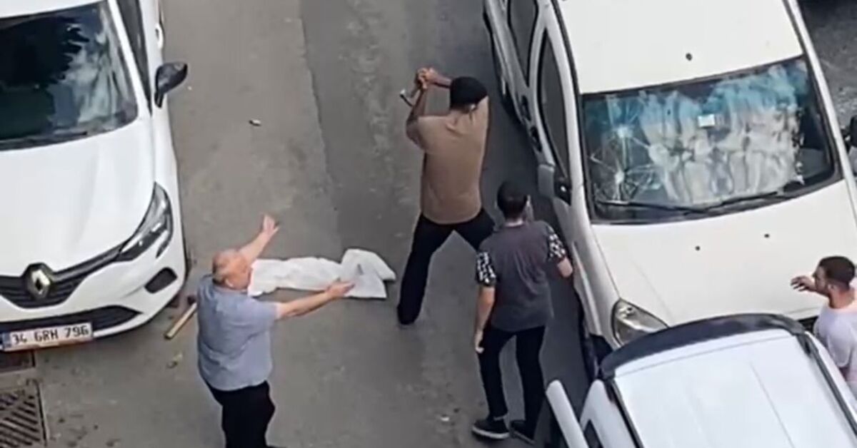 Husumetlileri aracının önünü kesip çekiçle saldırdı!