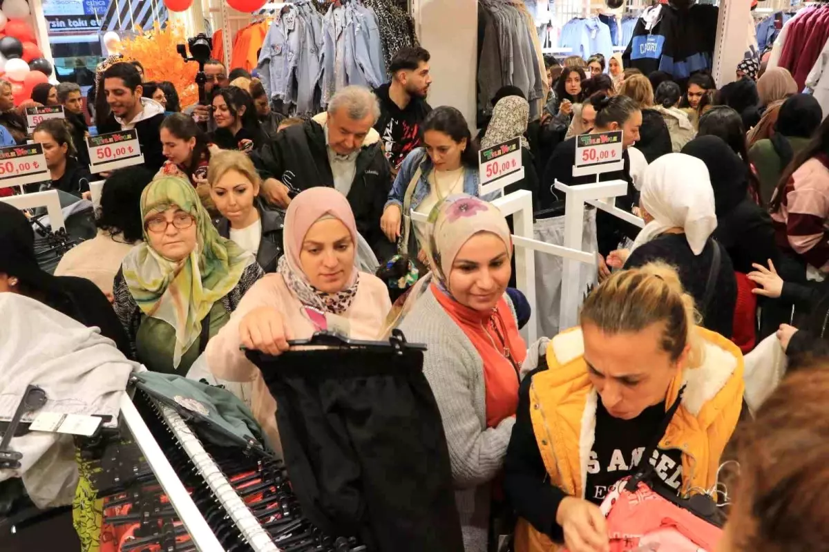 Mersin’de İndirimli Kıyafet Yarışı