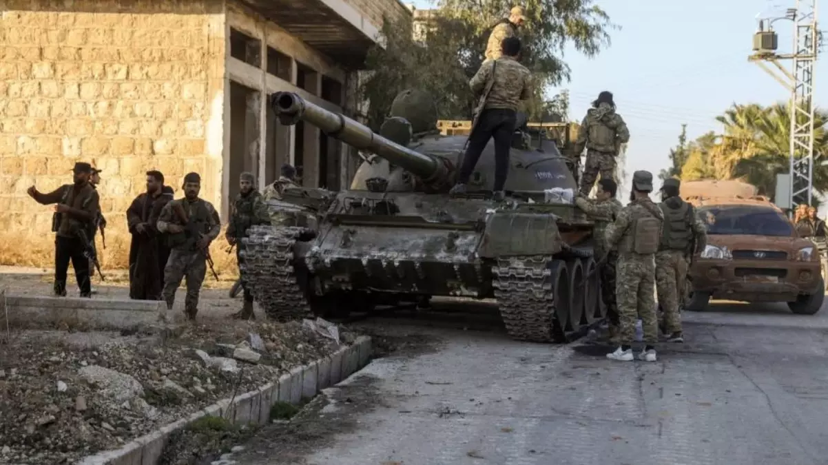 Halep ve İdlib’i rejim güçlerinden alan muhalif gruplar Hama’ya doğru ilerliyor