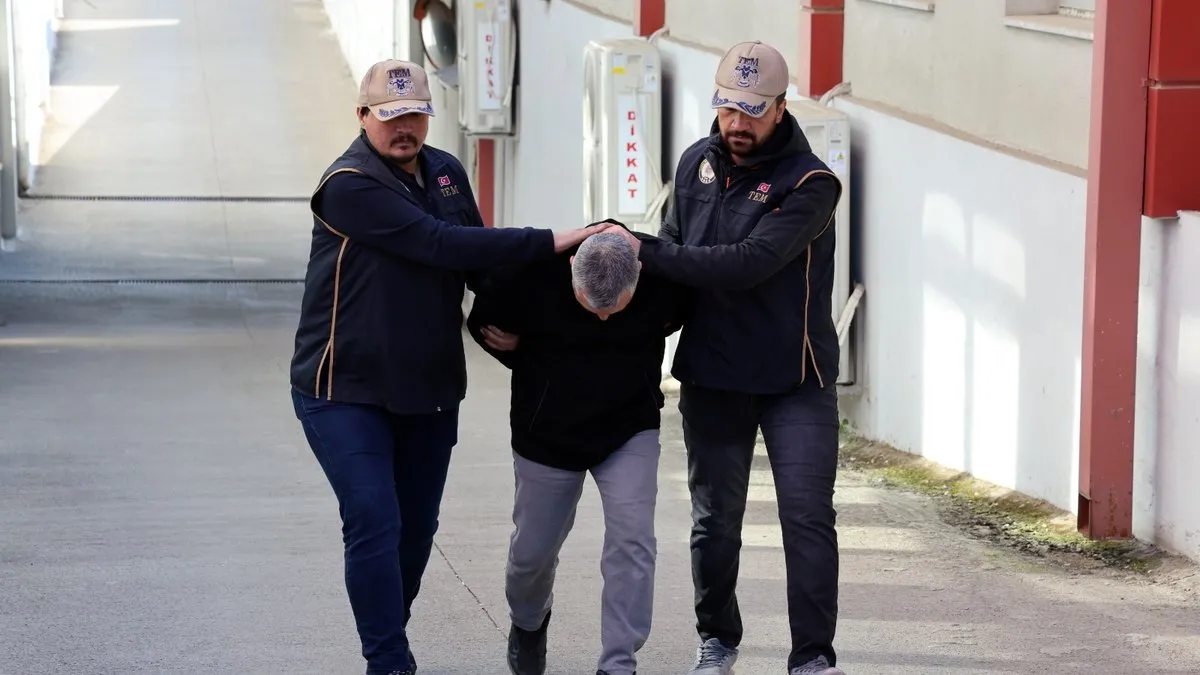 FETÖ’nün mahrem imamı çatı katında yakalandı