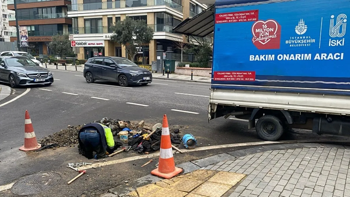 Kadıköy’de su borusu bomba gibi patladı! Su metrelerce yükseğe ulaştı!