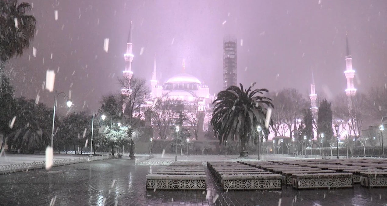 Tarihi yapılar beyaza büründü: Ortaya muhteşem görüntüler çıktı