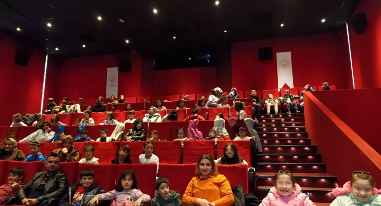 Erzurum’da Çocuklar İçin Çizgi Film Gösterimi